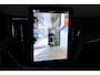 Volvo XC60 T8 Plug-in hybrid AWD Ultra Black Edition | Luchtvering | Bowers & Wilkins Premium Audio | Verwarmbare voorstoelen met massage en ventilatie | 360° Parkeercamera | Parkeersensoren voor + achter | Google Infotainment | Parkeerverwarming | Nieuw Model | Nappa Lederen bekleding