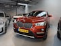 BMW X1 sDrive20i Orange Edition II AUTOMAAT| LEDER SPORT INTERIEUR| PANORAMADAK| CAMERA| NAVIGATIE| AIRCO/ECC | CRUISECONTROL| TREKHAAK| PARKEERSENSOREN