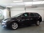 Opel Astra Sports Tourer 1.2 Edition 110pk, Navigatie, Achteruitrijcamera, Cruise controle, Airco, Elek ramen, Xenon verlichting, Pdc V/A, Lm velgen 16'', Nederlandse auto!! Bovag afleverpakket 695,-