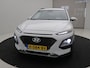 Hyundai Kona 1.6 GDI HEV Premium / Trekhaak / Lederen bekleding / HUD Display / Navigatie / Adaptieve Cruise Control / Elektrisch stoel voor / Stoel verwarming & koeling voor / NL Auto / Dealeronderhouden/