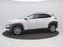 Hyundai Kona 1.6 GDI HEV Premium / Trekhaak / Lederen bekleding / HUD Display / Navigatie / Adaptieve Cruise Control / Elektrisch stoel voor / Stoel verwarming & koeling voor / NL Auto / Dealeronderhouden/