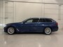 BMW 5-Serie Touring 530e xDrive High Exe PANO/TREKHAAK/H&K/HEAD-UP/ADAPTIVE-ONDERSTEL/18"/360CAMERA/LEER-COMFORT/MASSAGE+MEMORY/ACC/SFEER/LED/LUCHTVERING/PHYTONICBLAU/BMW DEALER HISTORIE