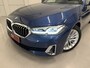 BMW 5-Serie Touring 530e xDrive High Exe PANO/TREKHAAK/H&K/HEAD-UP/ADAPTIVE-ONDERSTEL/18"/360CAMERA/LEER-COMFORT/MASSAGE+MEMORY/ACC/SFEER/LED/LUCHTVERING/PHYTONICBLAU/BMW DEALER HISTORIE