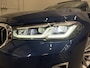 BMW 5-Serie Touring 530e xDrive High Exe PANO/TREKHAAK/H&K/HEAD-UP/ADAPTIVE-ONDERSTEL/18"/360CAMERA/LEER-COMFORT/MASSAGE+MEMORY/ACC/SFEER/LED/LUCHTVERING/PHYTONICBLAU/BMW DEALER HISTORIE