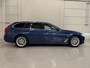 BMW 5-Serie Touring 530e xDrive High Exe PANO/TREKHAAK/H&K/HEAD-UP/ADAPTIVE-ONDERSTEL/18"/360CAMERA/LEER-COMFORT/MASSAGE+MEMORY/ACC/SFEER/LED/LUCHTVERING/PHYTONICBLAU/BMW DEALER HISTORIE