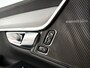 Volvo V90 T8 Plug-in hybrid AWD Ultra Dark | SOH 100% | Panoramadak | 360° camera | Harman Kardon | Head-up display | Stoel- en Stuurverwarming | Trekhaak