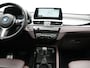 BMW X1 xDrive25e M Sport PHEV 221pk Dealer O.H. | Trekhaak Afn. | Panodak | Head Up | Adaptive Cruise | Camera | Lederen Sportstoelen Memory & Verwarmd | Keyless | Sfeerverlichting | Navigatie | DAB | Plug In Hybrid |