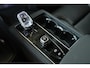 Volvo XC90 T8 Plug-in hybrid AWD Ultra Dark | Luchtvering | Panoramadak | Trekhaak | Premium audio by Bowers&Wilkins | Verwarmbare voorstoelen met massagefunctie |