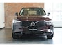 Volvo XC90 T8 Plug-in hybrid AWD Ultra Dark | Luchtvering | Panoramadak | Trekhaak | Premium audio by Bowers&Wilkins | Verwarmbare voorstoelen met massagefunctie |
