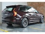 Volvo XC90 T8 Plug-in hybrid AWD Ultra Dark | Luchtvering | Panoramadak | Trekhaak | Premium audio by Bowers&Wilkins | Verwarmbare voorstoelen met massagefunctie |