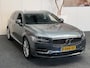 Volvo V90 2.0 T8 AWD INSCRIPTION AUTOMAAT NIEUWSTAAT ! LEDER NAVIGATIE ADAPTIVE CRUISE CONTROL STOEL EN STUURVERWARMING RIJSTROOKSESNOREN DODEHOEKSENSOREN ZEER MOOI !!