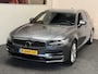 Volvo V90 2.0 T8 AWD INSCRIPTION AUTOMAAT NIEUWSTAAT ! LEDER NAVIGATIE ADAPTIVE CRUISE CONTROL STOEL EN STUURVERWARMING RIJSTROOKSESNOREN DODEHOEKSENSOREN ZEER MOOI !!