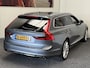 Volvo V90 2.0 T8 AWD INSCRIPTION AUTOMAAT NIEUWSTAAT ! LEDER NAVIGATIE ADAPTIVE CRUISE CONTROL STOEL EN STUURVERWARMING RIJSTROOKSESNOREN DODEHOEKSENSOREN ZEER MOOI !!