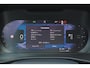 Volvo EX40 Extended Range Ultra Black Ed. 82 kWh - Panorama/schuifdak - IntelliSafe Assist & Surround - 360º Camera - Harman/Kardon audio - Verwarmde voorstoelen, stuur & achterbank - Parkeersensoren voor & achter - Elektr. bedienb. voorstoelen met geheugen links - Draadloze tel. lader - Warmtepomp - Extra getint glas - Inklapbare trekhaak - 20' LMV