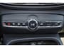 Volvo EX40 Extended Range Ultra Black Ed. 82 kWh - Panorama/schuifdak - IntelliSafe Assist & Surround - 360º Camera - Harman/Kardon audio - Verwarmde voorstoelen, stuur & achterbank - Parkeersensoren voor & achter - Elektr. bedienb. voorstoelen met geheugen links - Draadloze tel. lader - Warmtepomp - Extra getint glas - Inklapbare trekhaak - 20' LMV
