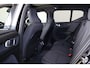 Volvo EX40 Extended Range Ultra Black Ed. 82 kWh - Panorama/schuifdak - IntelliSafe Assist & Surround - 360º Camera - Harman/Kardon audio - Verwarmde voorstoelen, stuur & achterbank - Parkeersensoren voor & achter - Elektr. bedienb. voorstoelen met geheugen links - Draadloze tel. lader - Warmtepomp - Extra getint glas - Inklapbare trekhaak - 20' LMV