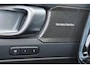 Volvo EX40 Extended Range Ultra Black Ed. 82 kWh - Panorama/schuifdak - IntelliSafe Assist & Surround - 360º Camera - Harman/Kardon audio - Verwarmde voorstoelen, stuur & achterbank - Parkeersensoren voor & achter - Elektr. bedienb. voorstoelen met geheugen links - Draadloze tel. lader - Warmtepomp - Extra getint glas - Inklapbare trekhaak - 20' LMV