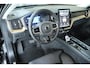 Volvo XC60 T6 Plug-in hybrid AWD Plus Dark | Head-Up display | Semi-Electrische Wegklapbare trekhaak | 360° Parkeercamera | Parkeersensoren voor + achter | Google infotainment | Parkeerverwarming | Panoramadak |