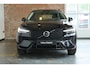 Volvo XC60 T6 Plug-in hybrid AWD Plus Dark | Head-Up display | Semi-Electrische Wegklapbare trekhaak | 360° Parkeercamera | Parkeersensoren voor + achter | Google infotainment | Parkeerverwarming | Panoramadak |