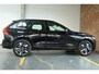 Volvo XC60 T6 Plug-in hybrid AWD Plus Dark | Head-Up display | Semi-Electrische Wegklapbare trekhaak | 360° Parkeercamera | Parkeersensoren voor + achter | Google infotainment | Parkeerverwarming | Panoramadak |