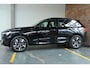 Volvo XC60 T6 Plug-in hybrid AWD Plus Dark | Head-Up display | Semi-Electrische Wegklapbare trekhaak | 360° Parkeercamera | Parkeersensoren voor + achter | Google infotainment | Parkeerverwarming | Panoramadak |