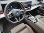 BMW 5-Serie 530e M Sport Edition / Fabrieksgarantie tot 06-2028 / NL'se auto / Trekhaak / 1800kg Trekgewicht / Harman/Kardon audio systeem / Comfort Pack & Travel Pack / Elektrische achterklep / Adaptief cruise control / Voorstoelen verwarmd & geventileerd / Achteruitrijcamera /