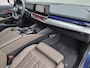 BMW 5-Serie 530e M Sport Edition / Fabrieksgarantie tot 06-2028 / NL'se auto / Trekhaak / 1800kg Trekgewicht / Harman/Kardon audio systeem / Comfort Pack & Travel Pack / Elektrische achterklep / Adaptief cruise control / Voorstoelen verwarmd & geventileerd / Achteruitrijcamera /