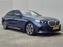BMW 5-Serie 530e M Sport Edition / Fabrieksgarantie tot 06-2028 / NL'se auto / Trekhaak / 1800kg Trekgewicht / Harman/Kardon audio systeem / Comfort Pack & Travel Pack / Elektrische achterklep / Adaptief cruise control / Voorstoelen verwarmd & geventileerd / Achteruitrijcamera /