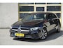 Mercedes-Benz A-klasse 180 5drs Business Solution BJ2022 Lmv 16" | Led V+A | Pdc | Achteruitrijcamera | Navi | Climate control | Cruise control | Sportstoelen | Verwarmde voorstoelen | Zwarte hemel | Getint glas