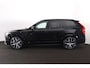 Volvo XC90 T8 Recharge AWD R-Design - Luchtvering - Panorama/schuifdak - IntelliSafe Assist & Surround - 360º Camera - Bowers & Wilkins audio - Adaptieve LED koplampen - Verwarmde voorstoelen, stuur & achterbank - Parkeersensoren voor & achter - Elektr. bedienb. voorstoelen met geheugen - Head up display - Standkachel - Extra getint glas - Inklapbare trekhaak - 22' LMV