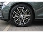 Volvo V60 T8 Plug-in hybrid AWD Plus Dark | Elektrisch verstelbare stoelen met geheugenfunctie | Premium audiosysteem van Harman Kardon | Semi-elektrische trekhaak | Stoelverwarming vóór en achter | Stuurverwarming | 360°-camera