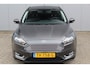 Ford Focus 1.0-125pk Titanium. Erg nette en luxe Ford Focus. Stoel-, stuur- en voorraamverw., autm. airco dual, navigatie, metallic lak, telefoonvoorb., camera, pdc v+a, dodehoek assist, AllSeason banden rondom, trekhaak, LM wielen etc.