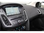 Ford Focus 1.0-125pk Titanium. Erg nette en luxe Ford Focus. Stoel-, stuur- en voorraamverw., autm. airco dual, navigatie, metallic lak, telefoonvoorb., camera, pdc v+a, dodehoek assist, AllSeason banden rondom, trekhaak, LM wielen etc.