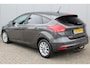 Ford Focus 1.0-125pk Titanium. Erg nette en luxe Ford Focus. Stoel-, stuur- en voorraamverw., autm. airco dual, navigatie, metallic lak, telefoonvoorb., camera, pdc v+a, dodehoek assist, AllSeason banden rondom, trekhaak, LM wielen etc.