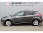 Ford Focus 1.0-125pk Titanium. Erg nette en luxe Ford Focus. Stoel-, stuur- en voorraamverw., autm. airco dual, navigatie, metallic lak, telefoonvoorb., camera, pdc v+a, dodehoek assist, AllSeason banden rondom, trekhaak, LM wielen etc.