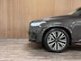 Volvo XC90 T8 AWD Recharge Ultra Ultimate Dark | Luchtvering | Trekhaak | All Season banden | 360 Camera | Head-Up Display | Harman Kardon | 455pk | Adaptieve Cruise Control | Stoelverwarming voor+achter | Stuurwielverwarming | Schuifdak | Full LED Meesturende koplampen | Pilot Assist | BLIS Dode Hoek Detectie | Alcantara hemelbekleding | Lederen zonnekleppen en handgrepen | Elektrische voorstoelen geheugen | Lederen bekleding | Zitting verlenging voorstoelen | Lederen dashboard | 20 Inch | Google Infotainment | Keyless Drive | Privacy Glass | Elektrisch bedienbare achterklep | Geïntegreerd kinderzitje achterin | Geïntegreerde zongordijnen achterportieren | Verlichte instaplijsten | 7-Persoons | 4-Zone Climate Control | DAB Radio | Apple Carplay/Android Auto | Alarm Klasse III | Platinum Grey Metallic |