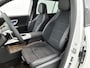Mercedes-Benz GLB 200 Business Solution AMG 7p. 58 kWh | Premium pakket | Trekhaak | Winterpakket | Nightpakket | Vast panoramadak | GUARD 360° | 19” vijfspaaks lichtmetalen AMG-velgen | Warmtewerend, donkergetint glas |