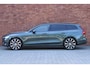 Volvo V60 B4 Essential Edition | Stoel-/ stuurwielverwarming | Driver assist | Extra getint glas | 20'' Lichtmetalen Velgen | Verwarmde achterbank | Parkeersensoren voor + achter | Achteruitrijcamera | Apple carplay/ Android auto