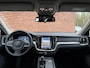 Volvo V60 B4 Essential Edition | Stoel-/ stuurwielverwarming | Driver assist | Extra getint glas | 20'' Lichtmetalen Velgen | Verwarmde achterbank | Parkeersensoren voor + achter | Achteruitrijcamera | Apple carplay/ Android auto