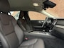 Volvo V60 B4 Essential Edition | Stoel-/ stuurwielverwarming | Driver assist | Extra getint glas | 20'' Lichtmetalen Velgen | Verwarmde achterbank | Parkeersensoren voor + achter | Achteruitrijcamera | Apple carplay/ Android auto