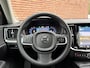 Volvo V60 B4 Essential Edition | Stoel-/ stuurwielverwarming | Driver assist | Extra getint glas | 20'' Lichtmetalen Velgen | Verwarmde achterbank | Parkeersensoren voor + achter | Achteruitrijcamera | Apple carplay/ Android auto