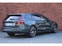Volvo V60 B4 Essential Edition | Stoel-/ stuurwielverwarming | Driver assist | Extra getint glas | 20'' Lichtmetalen Velgen | Verwarmde achterbank | Parkeersensoren voor + achter | Achteruitrijcamera | Apple carplay/ Android auto
