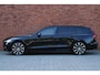 Volvo V60 T6 Plug-in hybrid AWD Plus Dark | Panoramadak | Head-Up Display | 360 Graden Camera | Extra Getint Glas | 20'' Lichtmetalen Velgen | Geventileerde Voorstoelen | Apple Carplay/ Android Auto