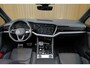 Volkswagen Touareg 3.0TSi/462pk Hybrid 4MOTION R Blackstyle|2023|Panoramadak|Leder|Luchtvering|LED|Trekhaak|PDC+360Camera+Assist|Memory-stoelen|22"Estoril|Servo-sluiting|Nachtzicht|Head-up|VOL!