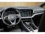 Volkswagen Touareg 3.0TSi/462pk Hybrid 4MOTION R Blackstyle|2023|Panoramadak|Leder|Luchtvering|LED|Trekhaak|PDC+360Camera+Assist|Memory-stoelen|22"Estoril|Servo-sluiting|Nachtzicht|Head-up|VOL!