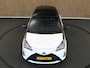 Toyota Yaris 1.5 Hybrid Premium - ORIGINEEL NEDERLANDSE AUTO - PANORAMADAK - PARKEERSENSOREN VOOR EN ACHTER - KEYLESS ENTRY & START - NAVIGATIE - ACHTERUITRIJ CAMERA - HOMMEL ONDERHOUDEN