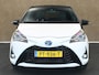 Toyota Yaris 1.5 Hybrid Premium - ORIGINEEL NEDERLANDSE AUTO - PANORAMADAK - PARKEERSENSOREN VOOR EN ACHTER - KEYLESS ENTRY & START - NAVIGATIE - ACHTERUITRIJ CAMERA - HOMMEL ONDERHOUDEN