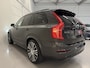 Volvo XC90 T8 Recharge AWD R-Design 49.000km/PANO/LUCHTVERING/TREKHAAK/22"/HEAD-UP/H&K/LEER-ALCANTARA R-DESIGN SP. STOELEN/MEMORY/ACC/PILOT-ASSIST/PINE-GREY/NET OH BEURT GEHAD BIJ VOLVO