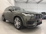 Volvo XC90 T8 Recharge AWD R-Design 49.000km/PANO/LUCHTVERING/TREKHAAK/22"/HEAD-UP/H&K/LEER-ALCANTARA R-DESIGN SP. STOELEN/MEMORY/ACC/PILOT-ASSIST/PINE-GREY/NET OH BEURT GEHAD BIJ VOLVO