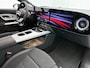 Mercedes-Benz CLA 200 Business Solution AMG | Premium Plus pakket | Winterpakket | Nightpakket | Parkeerpakket | Sportstoelen | 19" vijf dubbelspaaks AMG-velgen | Sierelementen in aluminium | URBAN GUARD | Vast panoramadak | MBUX virtuele assistent |